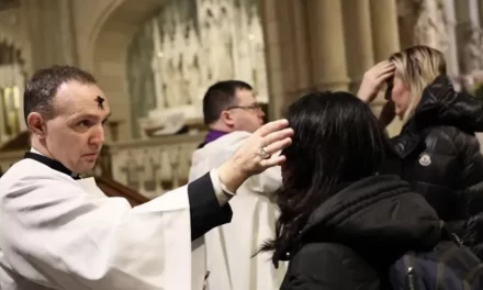 Trump e la strumentalizzazione della religione: il Mercoledì delle Ceneri alla Casa Bianca e il calcolo elettorale