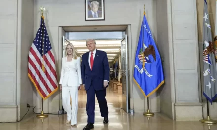 Trump, il Fact-Checking e la Politica della Menzogna: Un’Analisi Critica