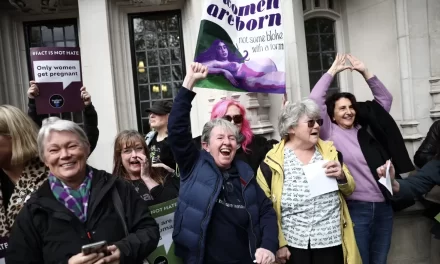 Arriva la sentenza della Corte Suprema britannica sulla definizione di “donna”