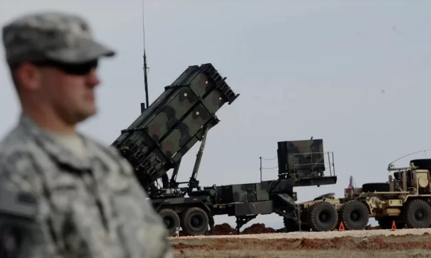 Il nemico cambia, ma la narrazione resta: armarsi è l’unico imperativo