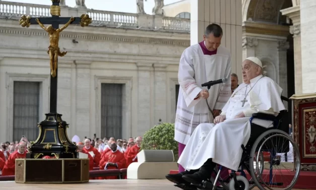 Il Papa a sorpresa in Piazza San Pietro: un gesto che apre il cuore alla Settimana Santa