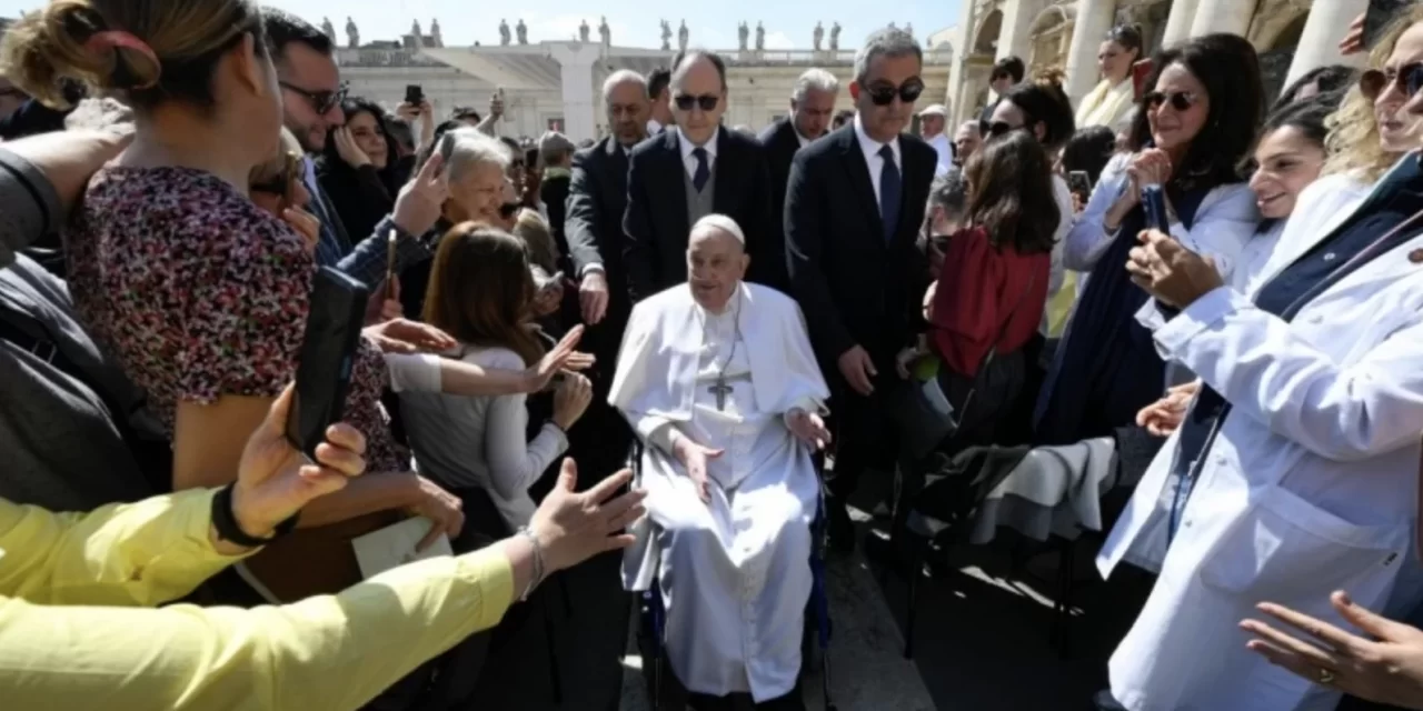 Il Papa fragile che ci benedice dal dolore: un gesto profetico nel Giubileo dei malati