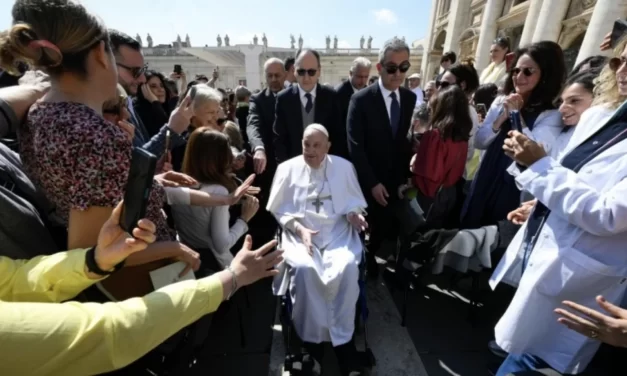 Il Papa fragile che ci benedice dal dolore: un gesto profetico nel Giubileo dei malati