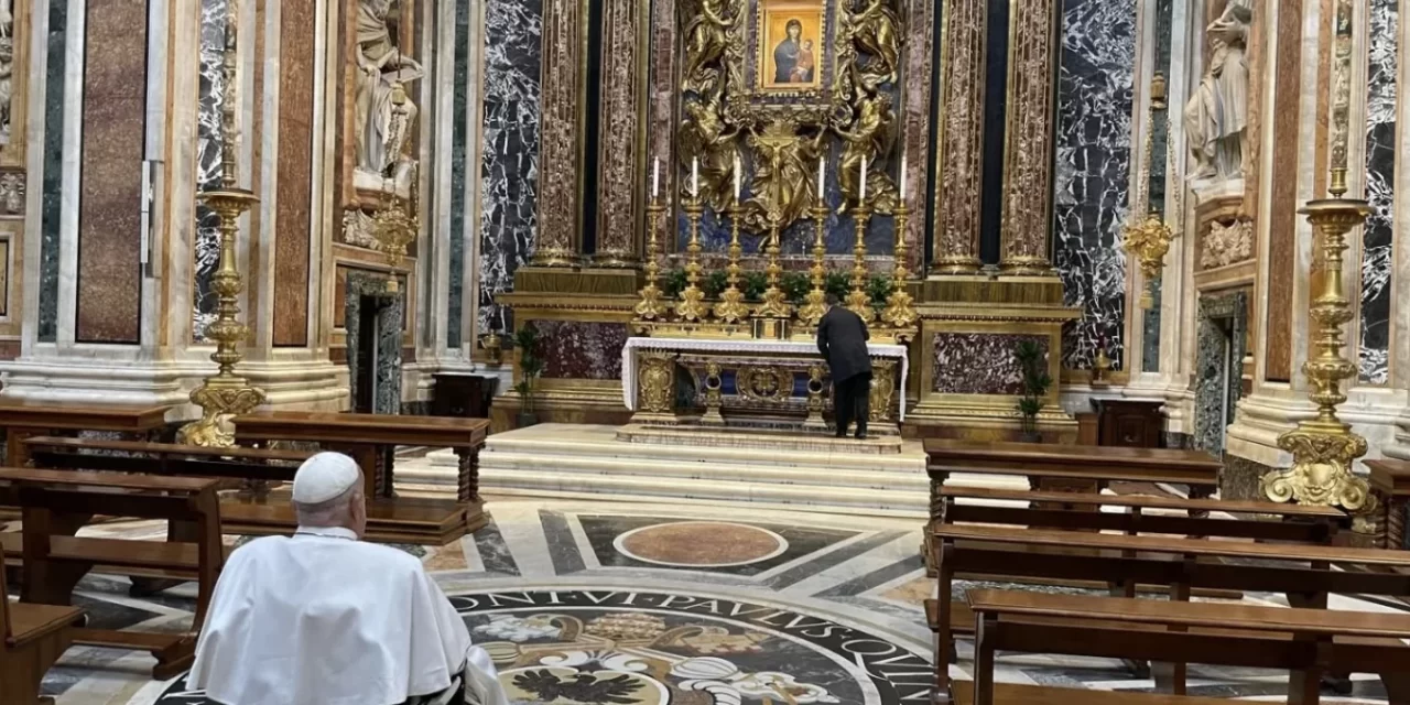 Davanti alla Madre: il gesto silenzioso del Papa che ci indica la via nella Settimana Santa