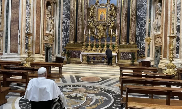 Davanti alla Madre: il gesto silenzioso del Papa che ci indica la via nella Settimana Santa