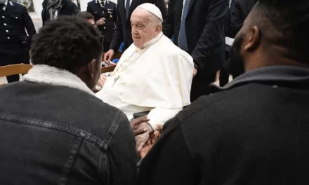 La forza della misericordia: Papa Francesco a Regina Coeli, testimone del Vangelo tra i detenuti