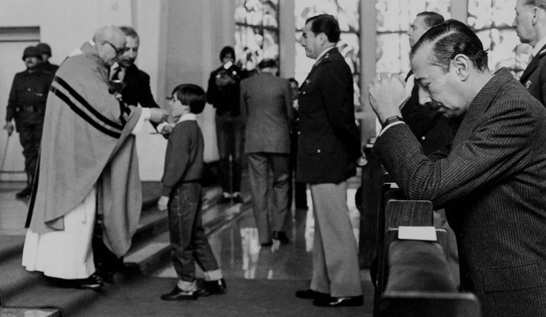 Croci e mitra. Quando la fede serve il potere invece della giustizia