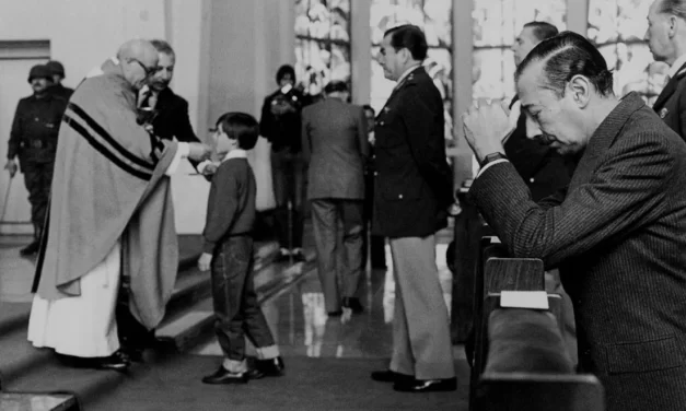 Croci e mitra. Quando la fede serve il potere invece della giustizia