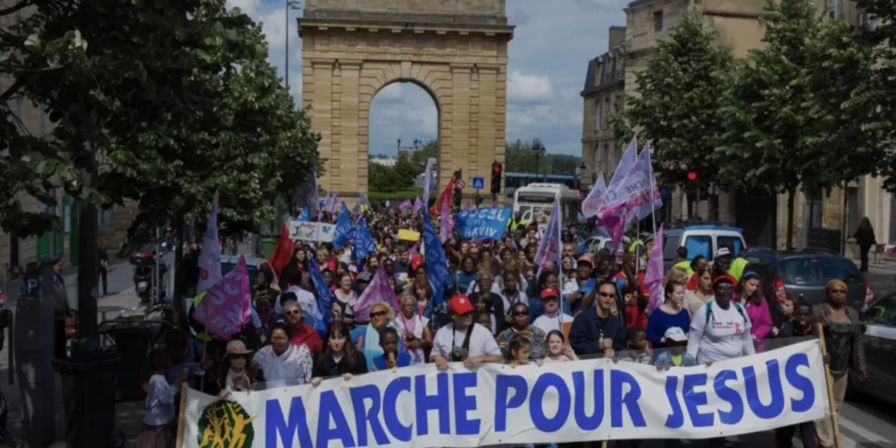 Cristiani in cammino: la “Marcia per Gesù” a Parigi e il volto giovane della fede pubblica
