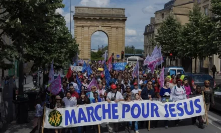 Cristiani in cammino: la “Marcia per Gesù” a Parigi e il volto giovane della fede pubblica