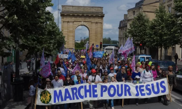 Cristiani in cammino: la “Marcia per Gesù” a Parigi e il volto giovane della fede pubblica