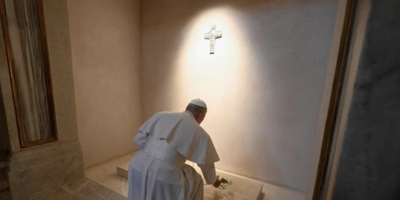La rosa di Leone XIV alla tomba di Franciscus e il filo della fedeltà