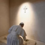 La rosa di Leone XIV alla tomba di Franciscus e il filo della fedeltà