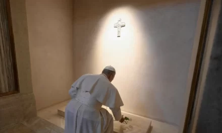 La rosa di Leone XIV alla tomba di Franciscus e il filo della fedeltà