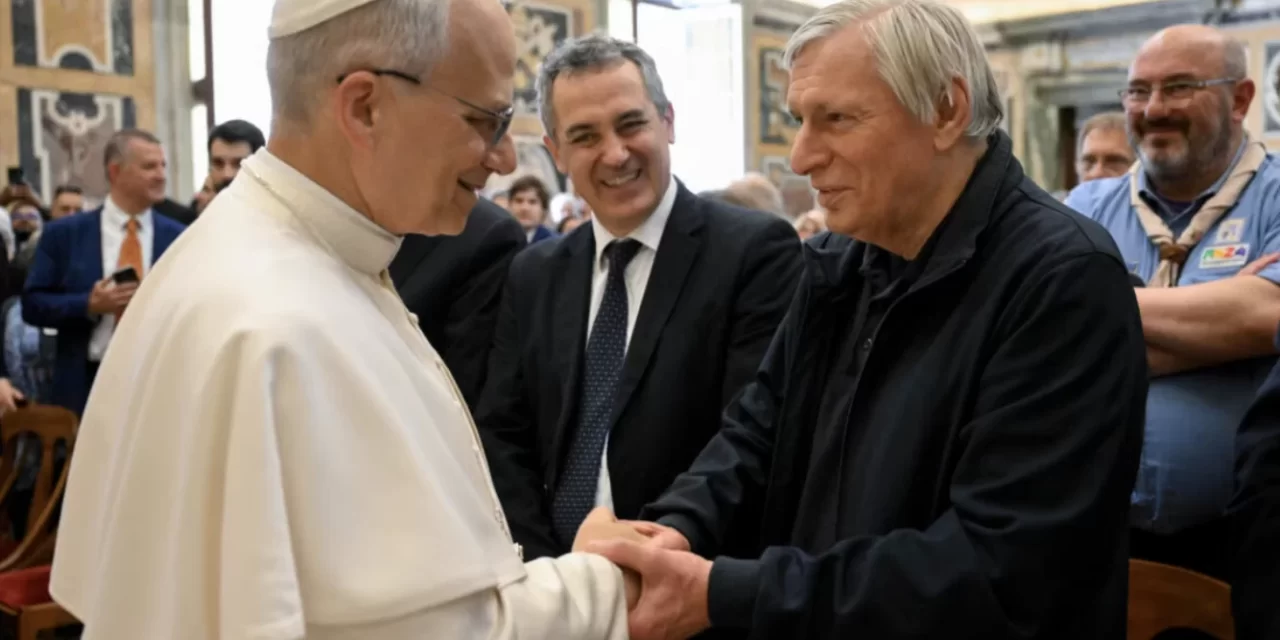 La pace dal basso: Leone XIV raccoglie l’eredità di Francesco