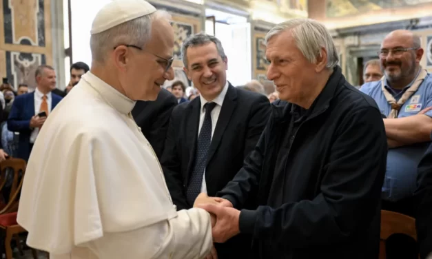 La pace dal basso: Leone XIV raccoglie l’eredità di Francesco