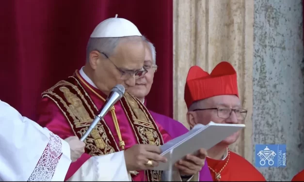 “La pace sia con voi”: il primo saluto di Papa Leone XIV e il peso della storia