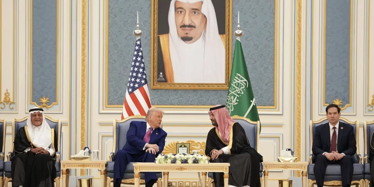 Trump nel Golfo: valigie piene di affari, ma Gaza incombe come un macigno