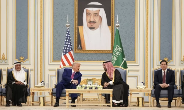 Trump nel Golfo: valigie piene di affari, ma Gaza incombe come un macigno