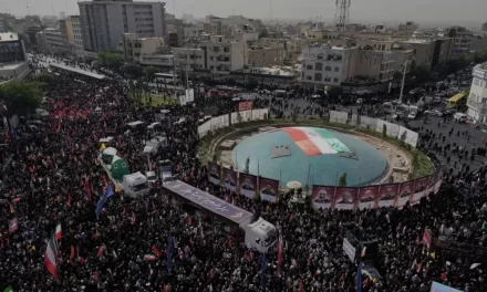 Teheran in lacrime e sotto shock: funerali di Stato per le vittime illustri della guerra dei dodici giorni