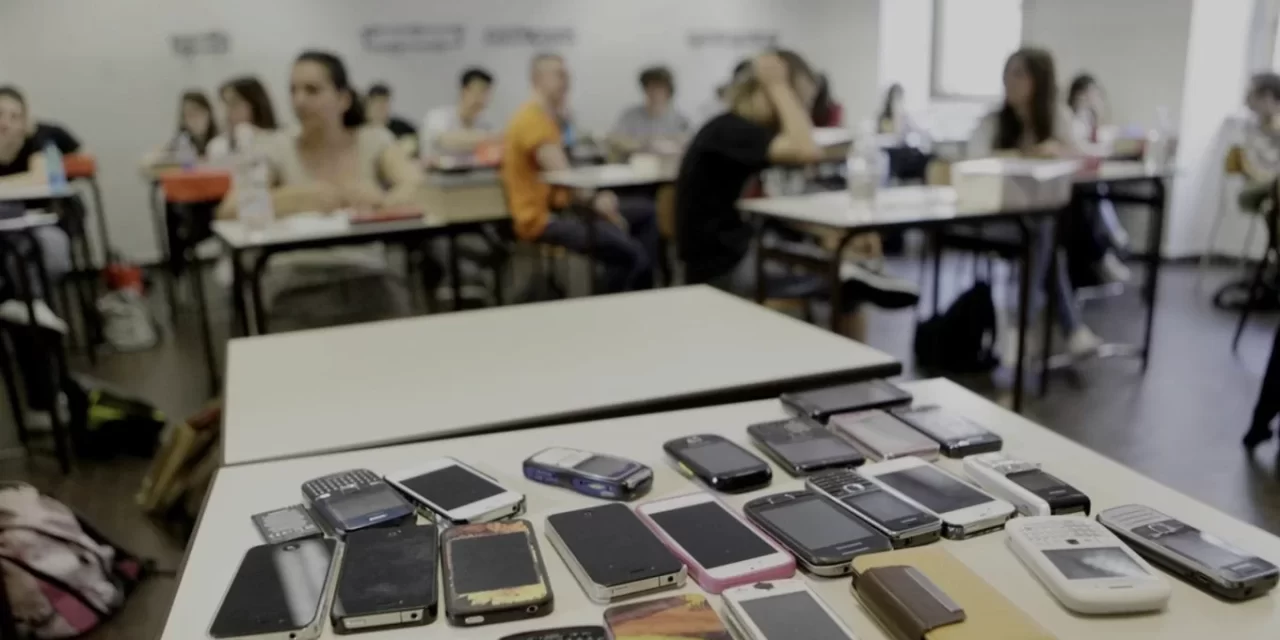 Cellulari vietati anche alle superiori: una scelta giusta, ma non basta