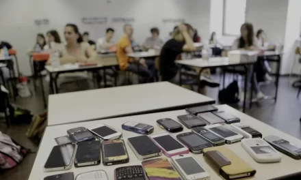 Cellulari vietati anche alle superiori: una scelta giusta, ma non basta
