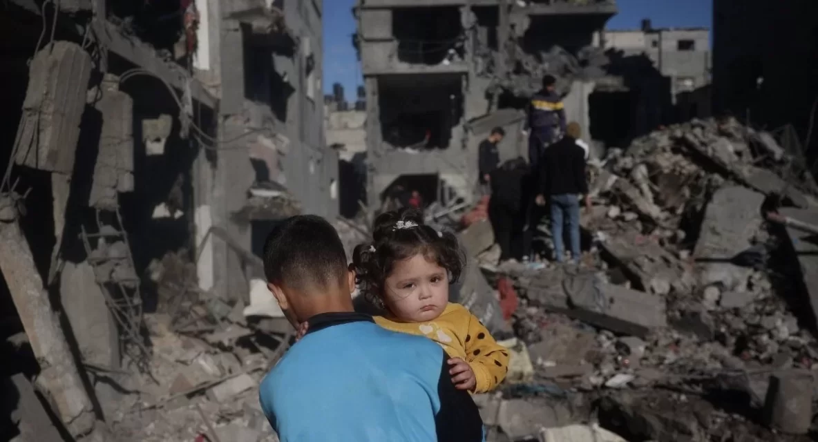 Bambini palestinesi uccisi mentre facevano la fila per l’acqua