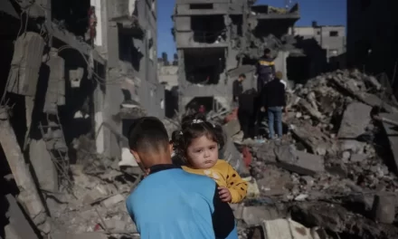 Bambini palestinesi uccisi mentre facevano la fila per l’acqua