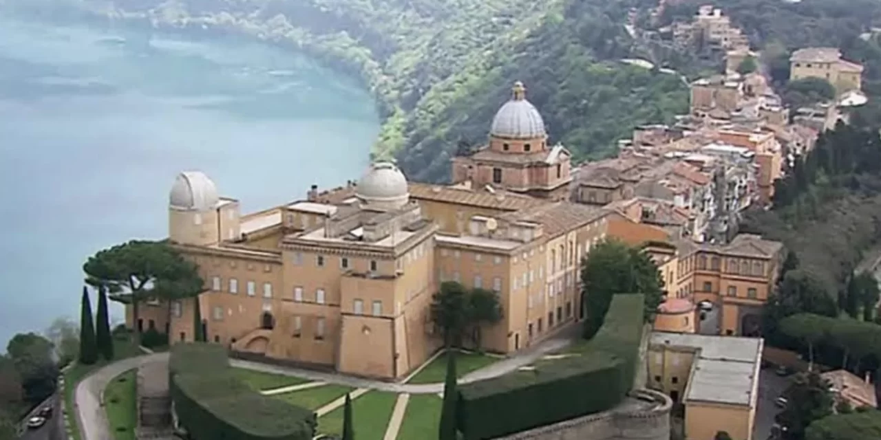 Il Papa torna a Castel Gandolfo: riposo, preghiera e un segno di prossimità