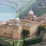 Il Papa torna a Castel Gandolfo: riposo, preghiera e un segno di prossimità