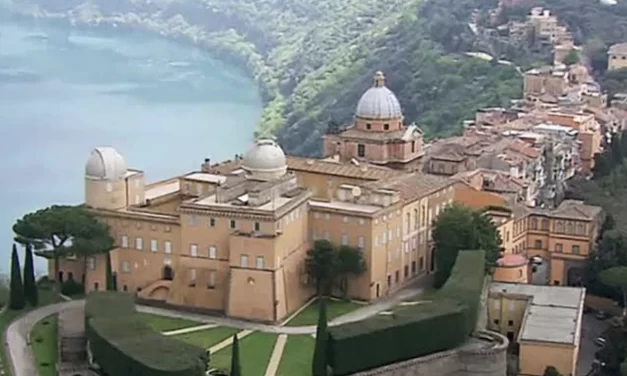 Il Papa torna a Castel Gandolfo: riposo, preghiera e un segno di prossimità