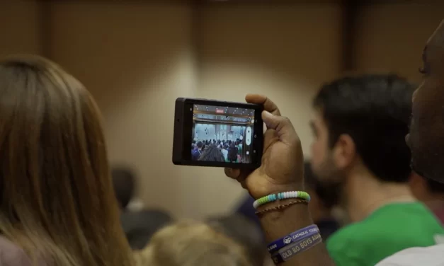 Evangelizzazione o spettacolarizzazione? La sfida dei media digitali nella missione della Chiesa