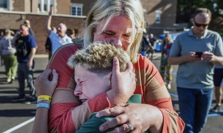 Sparatoria contro i bambini di una scuola cattolica a Minneapolis