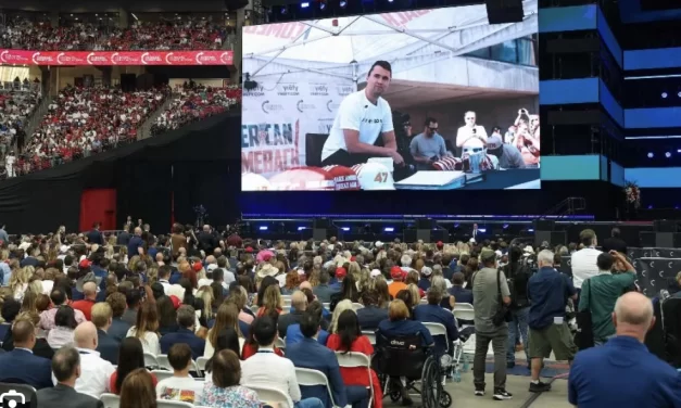 Funerale di Kirk: poveri di idee, ricchi di slogan