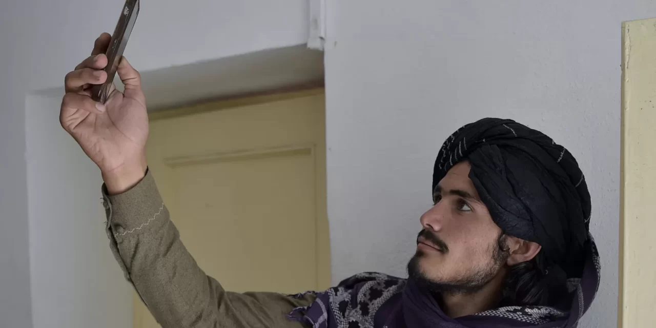 Afghanistan, la rete spezzata: quando il potere teme la connessione