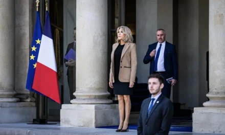 Quando la menzogna diventa metodo: dal caso Brigitte Macron ai complotti religiosi