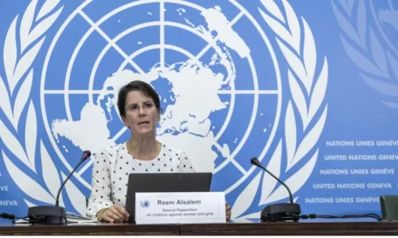 Non si può mettere a contratto il grembo. La maternità surrogata è una ferita alla dignità umana