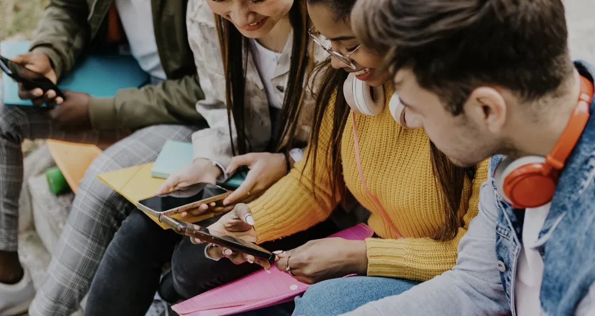 I giovani e i social non sono il problema: siamo noi adulti lo specchio che li riflette