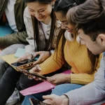 I giovani e i social non sono il problema: siamo noi adulti lo specchio che li riflette