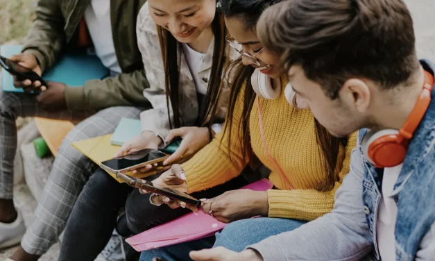 I giovani e i social non sono il problema: siamo noi adulti lo specchio che li riflette