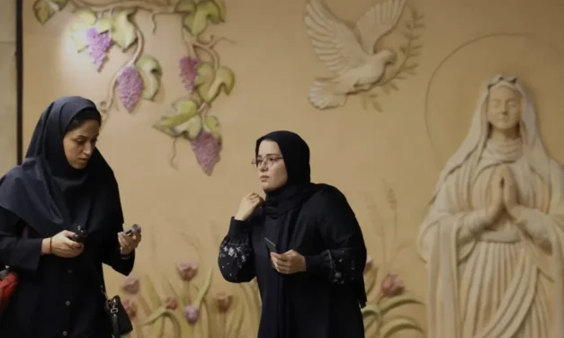 A Teheran, Maria scende nella metropolitana: quando la bellezza apre varchi di pace