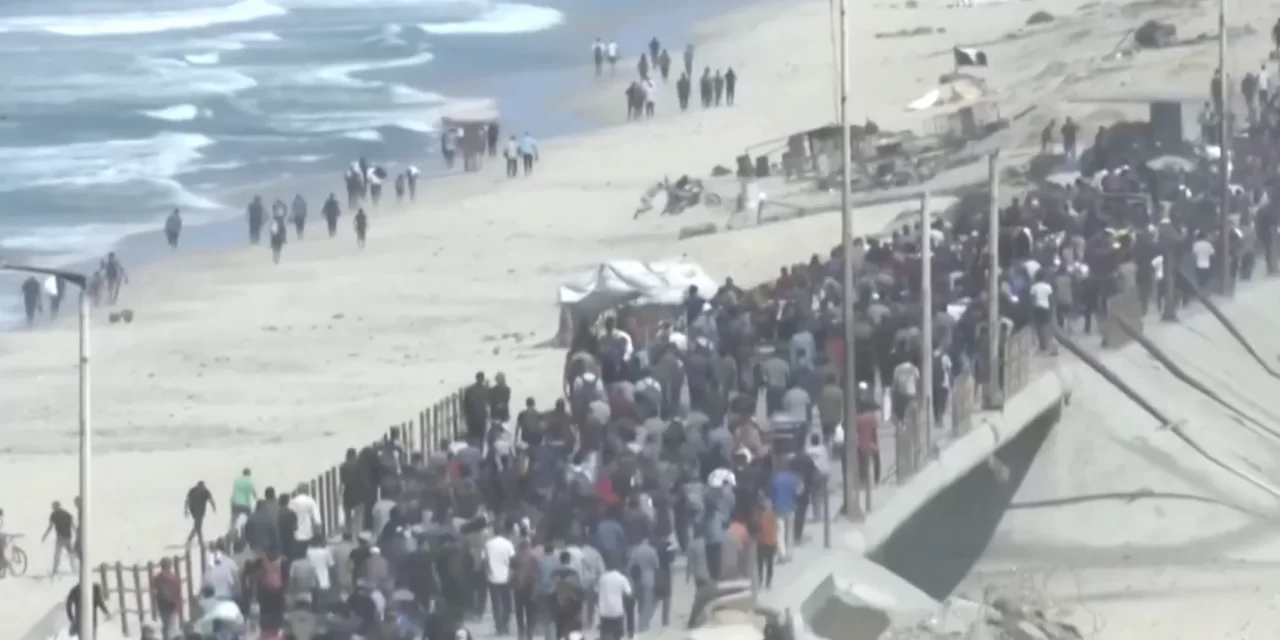 Gaza, la tregua del ritorno. Quando la pace inizia con un passo e un camion di aiuti