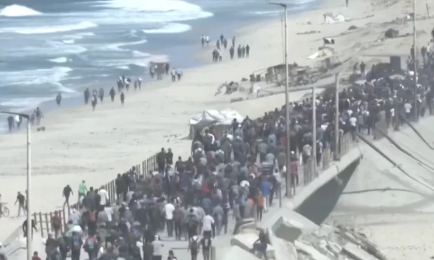 Gaza, la tregua del ritorno. Quando la pace inizia con un passo e un camion di aiuti