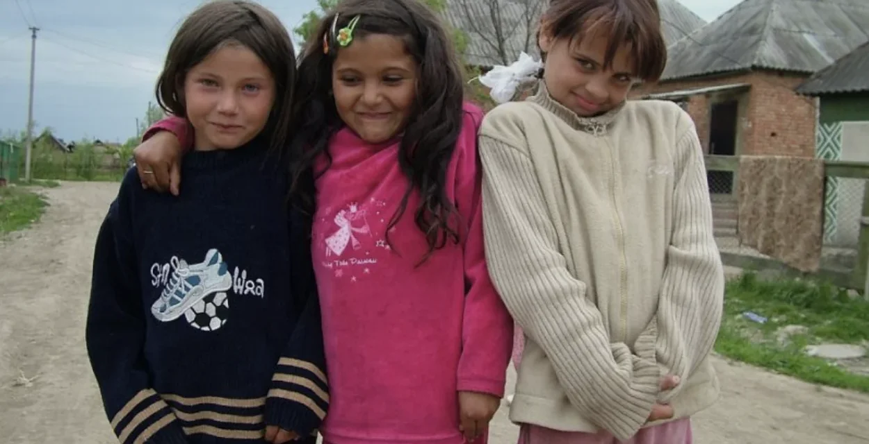 Famiglia nel bosco e bambini rom: quando l’infanzia diventa terreno di scontro ideologico