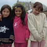 Famiglia nel bosco e bambini rom: quando l’infanzia diventa terreno di scontro ideologico