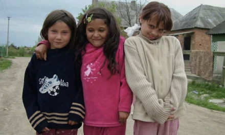 Famiglia nel bosco e bambini rom: quando l’infanzia diventa terreno di scontro ideologico