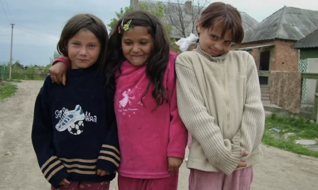 Famiglia nel bosco e bambini rom: quando l’infanzia diventa terreno di scontro ideologico