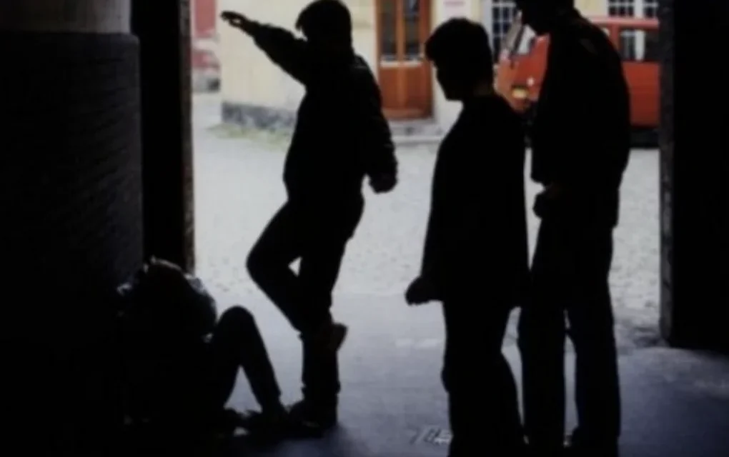 Giovani di estrema destra attaccano gli studenti del liceo Righi a Roma