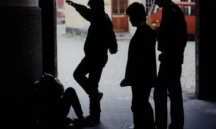 Giovani di estrema destra attaccano gli studenti del liceo Righi a Roma