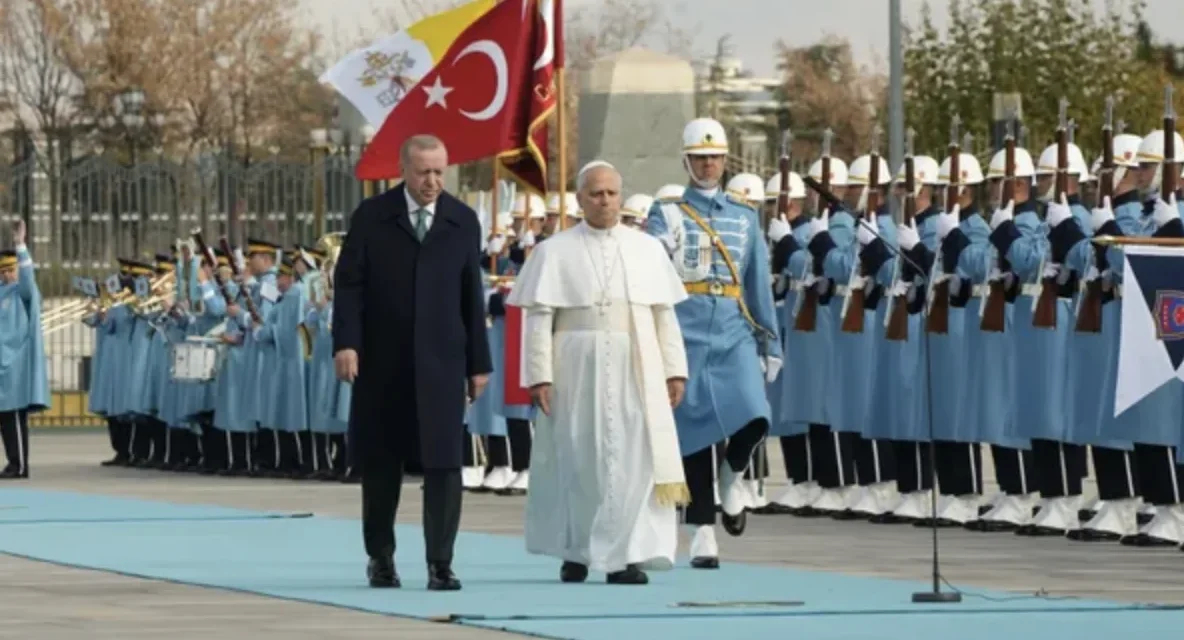 LEONE XIV ARRIVA IN TURCHIA. IL PONTE E LA ROTTA DEL FUTURO